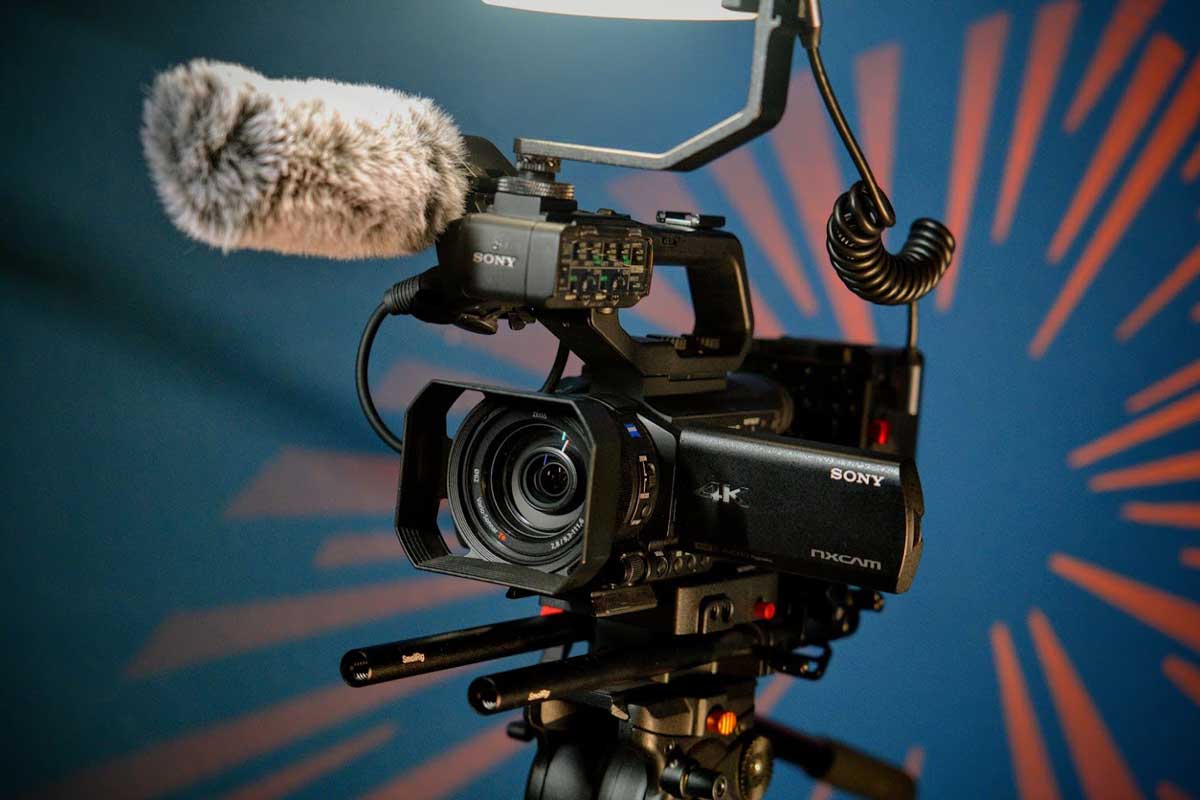 Sony-XDCAM-NX80-camcorder-rigged-up-with-light-on-a-video-tripod_00 Sony XDCAM HXR-NX80 camcorder rigged up with video light on a video tripod